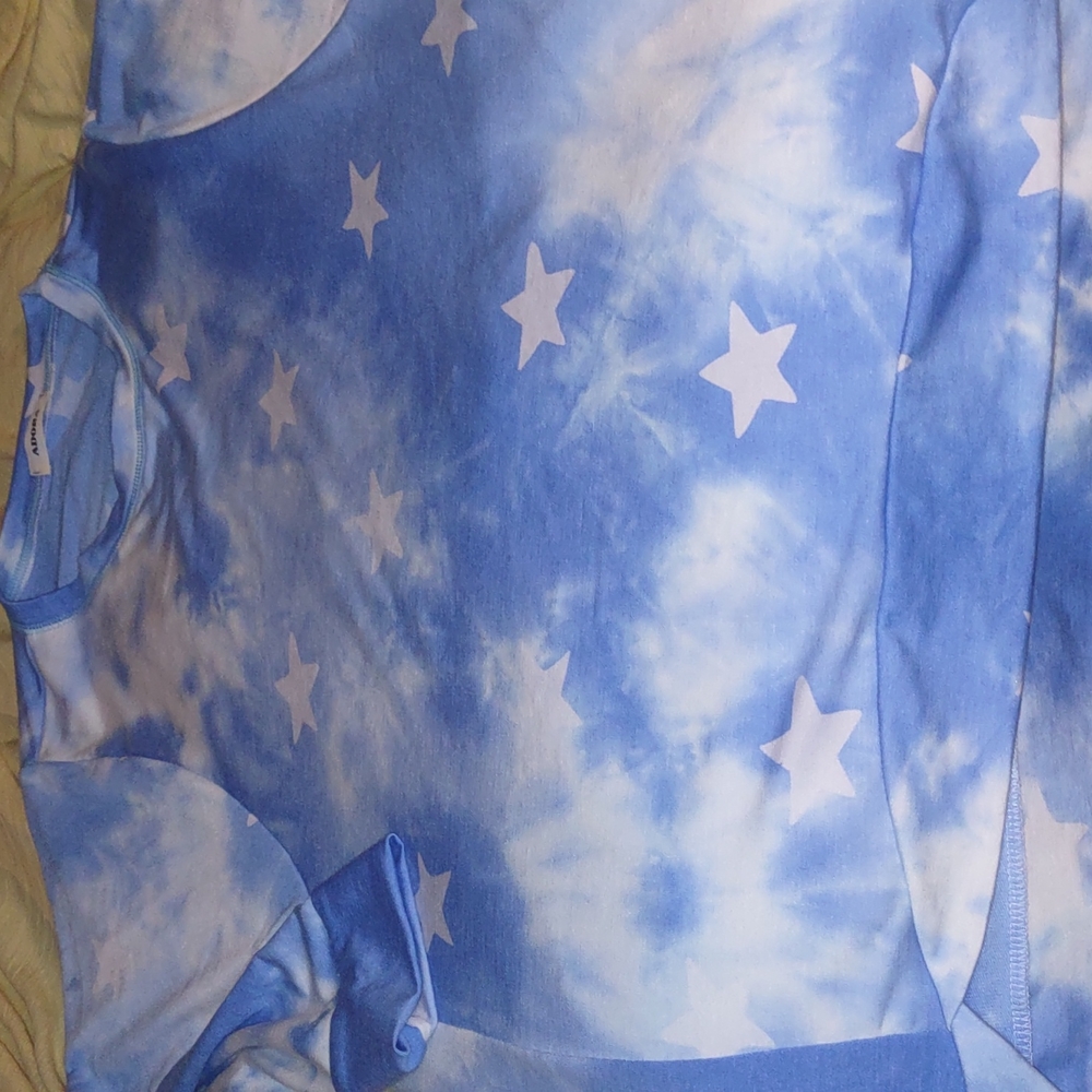 💥☀️🎊🎊🎊NWOT TYE/DYE/STARS LONGER IN BACK. SZ M. 🎊🌹🌈 SOFT LOVELY